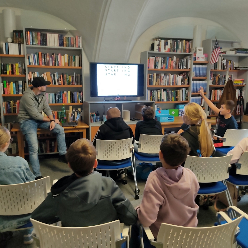 Read more about the article Exkurzia do Amerického a Britského centra v Banskej Bystrici