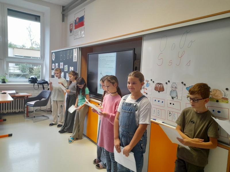 Read more about the article Štvrtáci čítajú prvákom – rozprávkové rovesnícke učenie