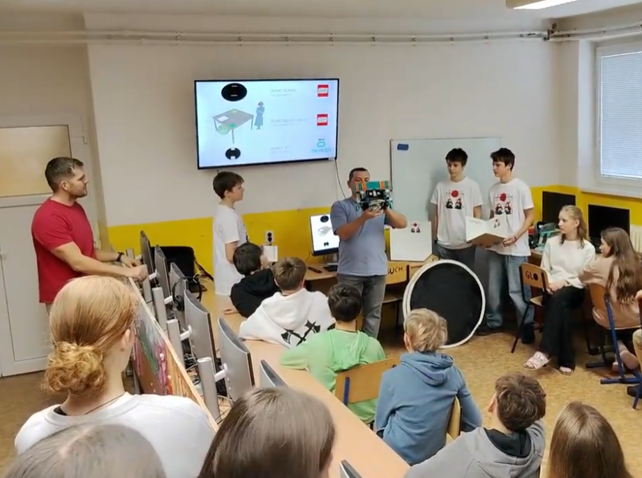 Read more about the article Prezentovanie robotiky na školách