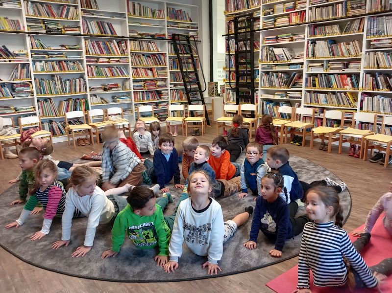 Read more about the article Zábavná joga – prváci v KKĽŠ